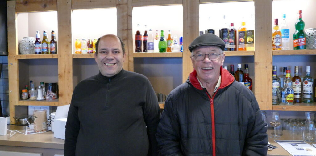 thomas etienne barry et bernard colloud derriere le comptoir du bar de l hotel photo le dl pa d